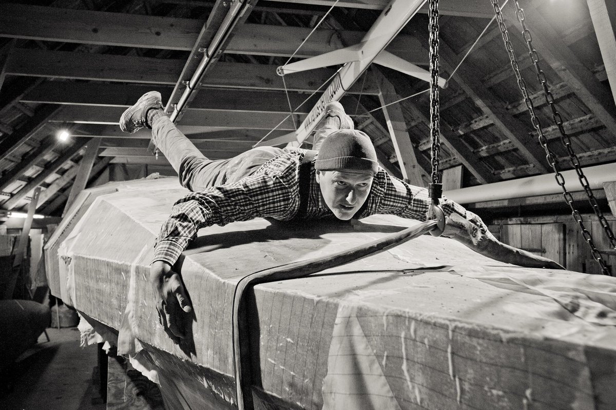 uncool_C's tweet image. Manche bauen Modellflugzeuge in der Garage, andere Zwei-Tonnen-Yachten am Dachboden #sailing constructedrealities.net/index.php/2015…