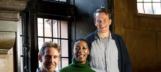 Вы удивитесь, но на этой фотографии среди актеров изображена новая Гермиона.

Крутой ход:
w-o-s.ru/news/17908