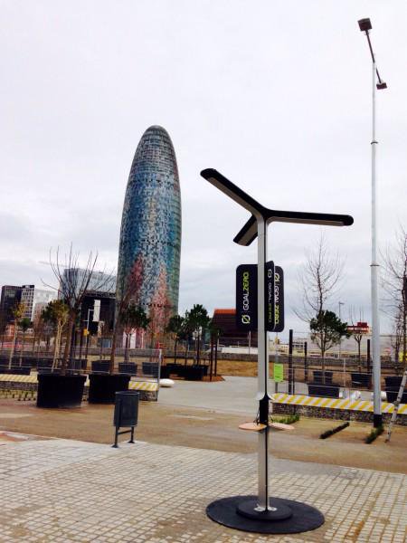 Bcn_Eixample's tweet photo. #Sabiesque pots carregar el teu mòbil a l'estació autosuficient que trobaràs a #LesGlòries? https://t.co/cxT5IhPanR https://t.co/BCBmcgEmqi