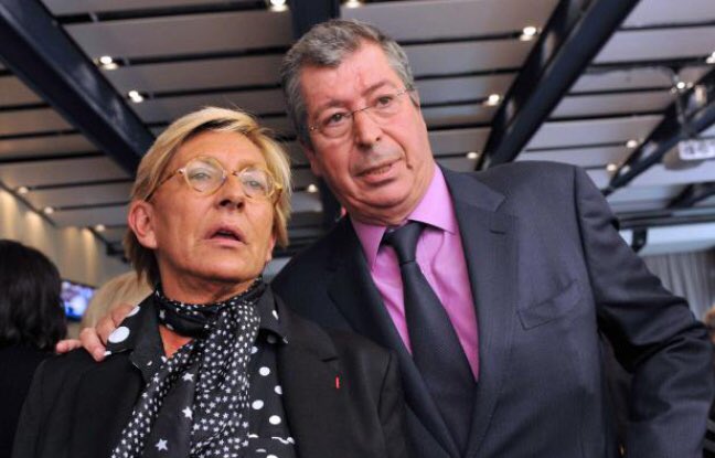CliveTwo's tweet photo. Quand tu aperçois un billet de 50€ qui dépasse d'un sac à main #Balkany https://t.co/7gpTwhnw0t