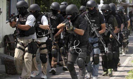 BPP_AISKI's tweet photo. #TahukahAnda Densus 88 Tangkap 8 Orang Terduga Teroris ISIS https://t.co/K3sktzlNCE #TimurNews https://t.co/f8jRybnMeW
