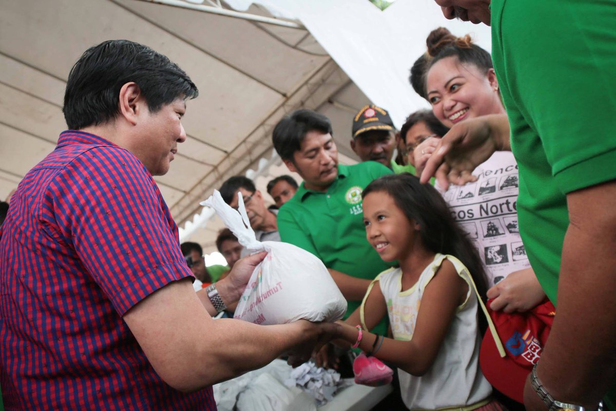 bongbongmarcos's tweet photo. Pagbibigayan ang tunay na diwa ng kapaskuhan. Huwag nating kaligtaan ang ating mga kababayang nangangailangan. https://t.co/atqvwuBNAF