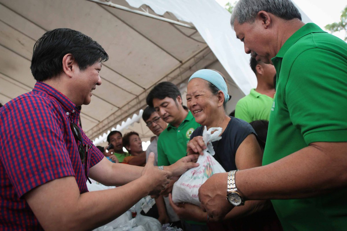 bongbongmarcos's tweet photo. Pagbibigayan ang tunay na diwa ng kapaskuhan. Huwag nating kaligtaan ang ating mga kababayang nangangailangan. https://t.co/atqvwuBNAF