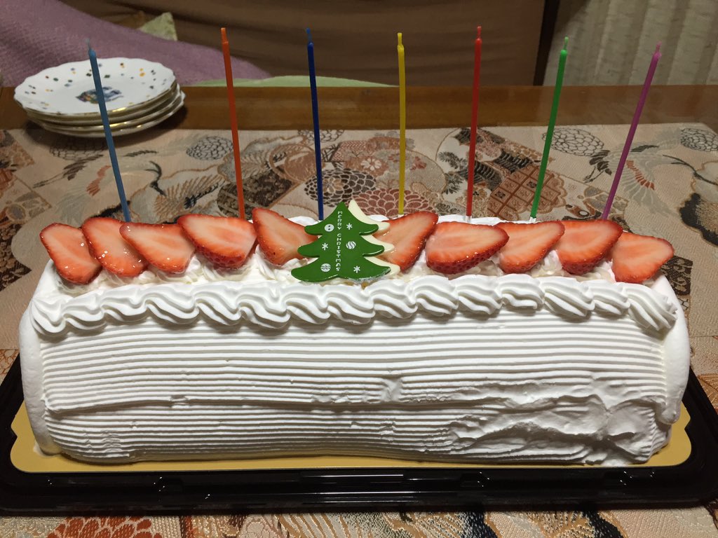 とこやたけし 次男がクリスマスに地獄の合宿で留守だから今日がクリスマスケーキ コストコクリスマスロールケーキ 2480円 美味い 甘い 重い 1407グラム 笑 次男が帰宅する前ですが食べちゃいます 笑 T Co Jlbneydll4 Twitter