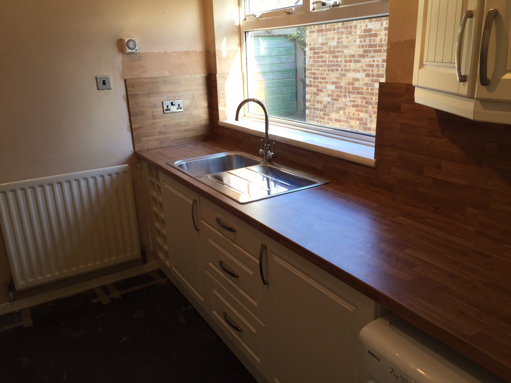 tbjandp's tweet photo. Small kitchen with integrated appliances and full height splash back. #sheffield #sheffieldissuper #joiner https://t.co/0kww6XwV56