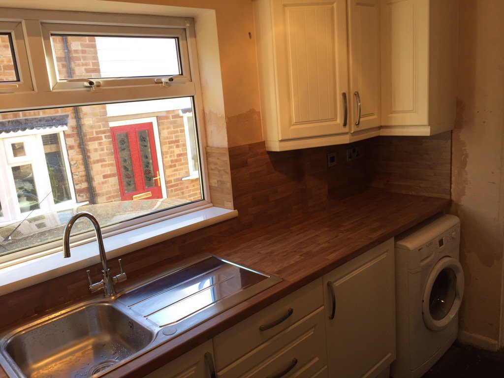 tbjandp's tweet photo. Small kitchen with integrated appliances and full height splash back. #sheffield #sheffieldissuper #joiner https://t.co/0kww6XwV56