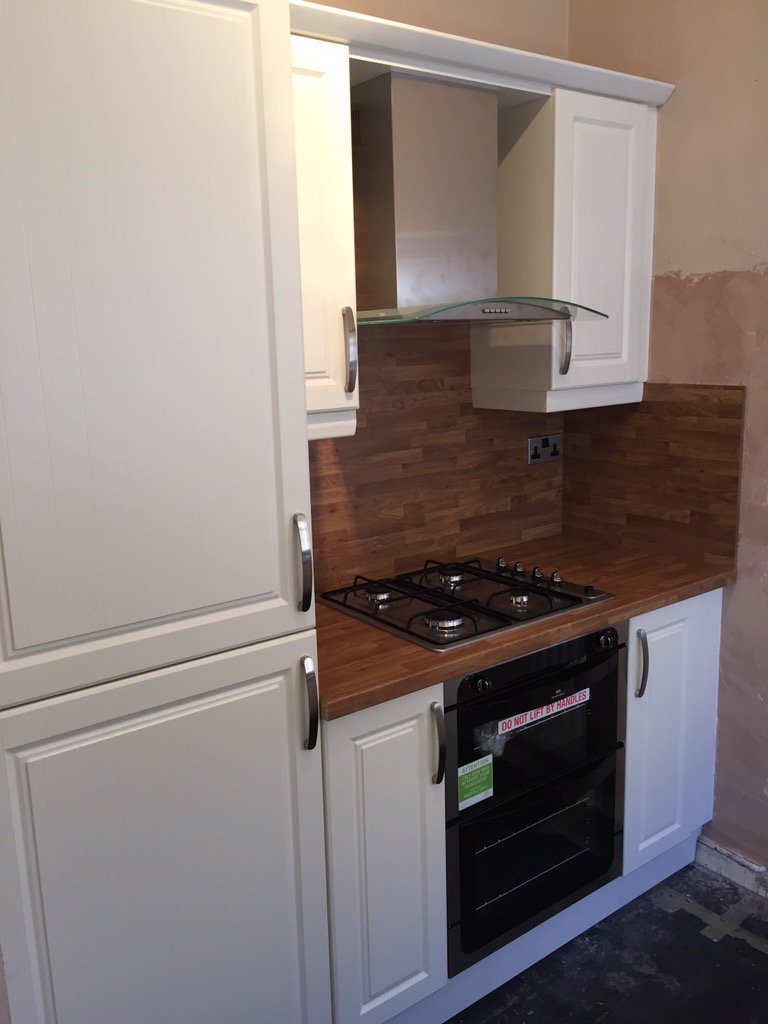 tbjandp's tweet photo. Small kitchen with integrated appliances and full height splash back. #sheffield #sheffieldissuper #joiner https://t.co/0kww6XwV56