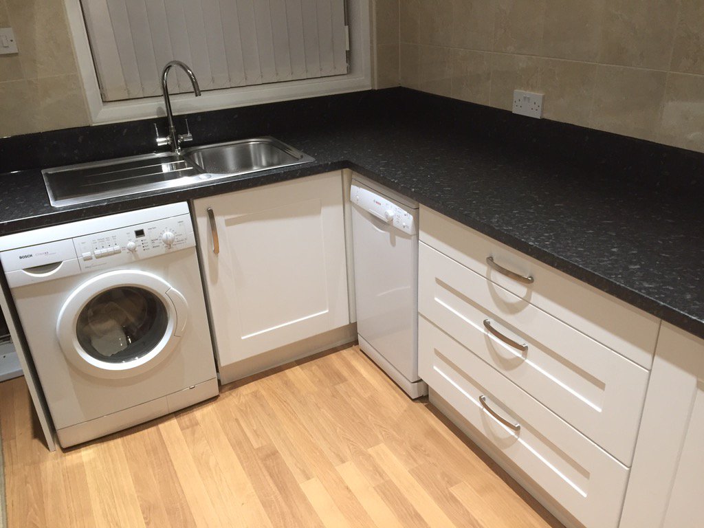tbjandp's tweet photo. Small L-shape kitchen with free standing appliances and worktop upstand #sheffield #sheffieldissuper #joiner https://t.co/PMwScidrP2