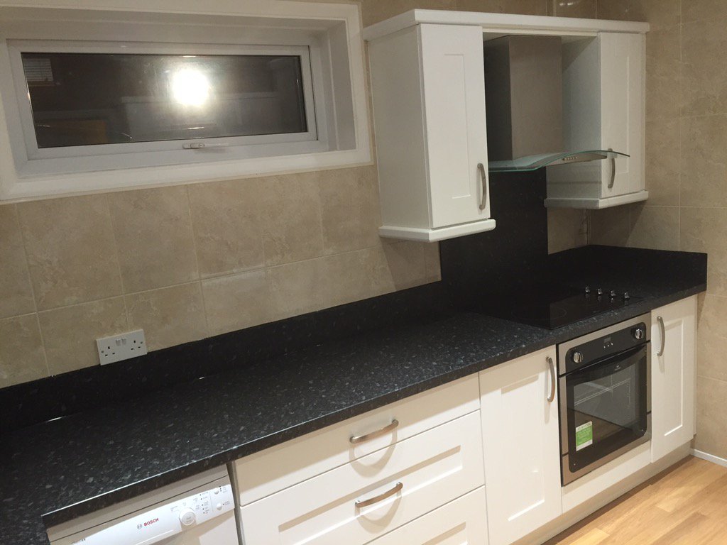 tbjandp's tweet photo. Small L-shape kitchen with free standing appliances and worktop upstand #sheffield #sheffieldissuper #joiner https://t.co/PMwScidrP2