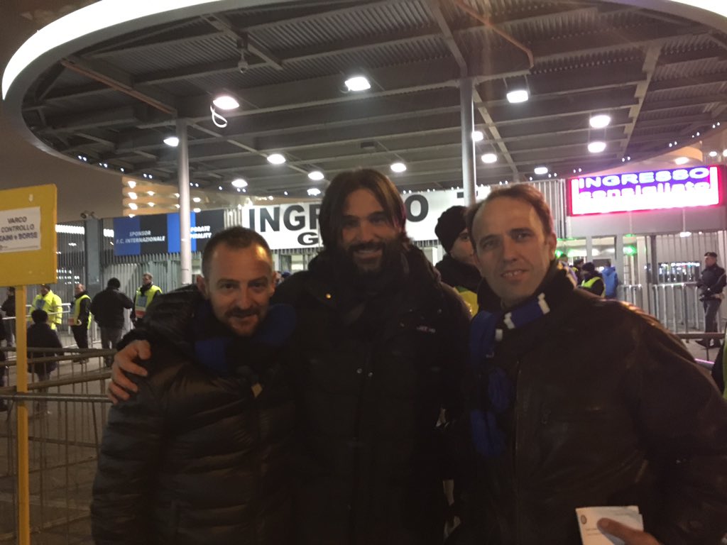 ettoreros's tweet photo. Un grandissimo @leleadani Il miglior commentatore di Sky. Compente,preparato e di una disponibilità unica! N1 #adani https://t.co/eiM5o9CHAI