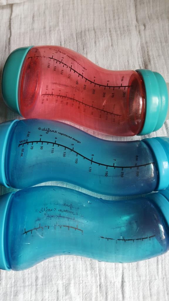 ImmieInkeri's tweet photo. @Difrax hoe kan verschil in slijtage van flessen zo groot zijn? Gebruik = gelijk. Roze fles 5(!)jr oud, blauwe 9 mnd https://t.co/AOffOnYjrJ