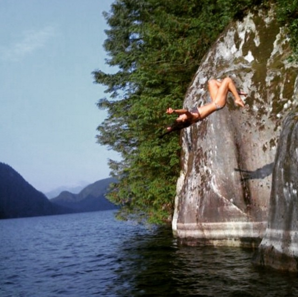 avgerogvnn's tweet photo. Marie Avgeropoulos and her crazy adventures appreciation tweet https://t.co/74eRLSDUKG