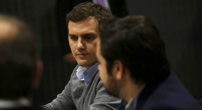 informacion_es's tweet photo. #EleccionesGenerales2015 @Albert_Rivera apuesta por un gobierno en minoría del @PPopular  https://t.co/gvkPYgf8Xt https://t.co/zXzj3toKZw