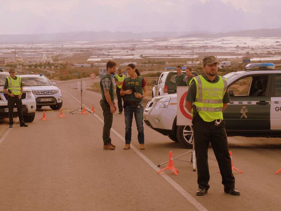antena3com's tweet photo. Mañana en @mardplastico la Guardia Civil está a punto de dar con el asesino https://t.co/THwTFDn7k7 #MarDePlástico https://t.co/BeYcHmbJwv