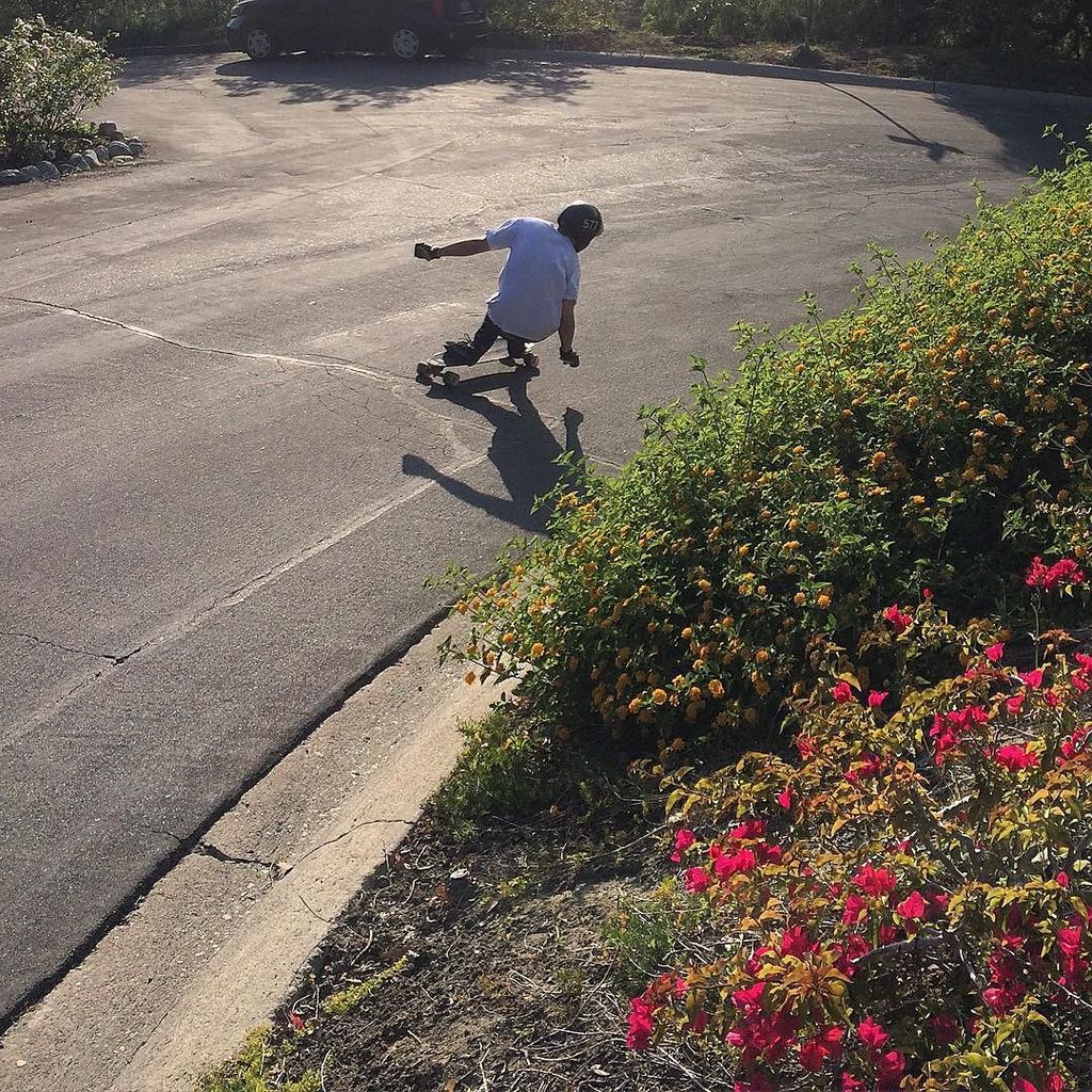 divinewheelco's tweet image. Leaning in, Nathan Marton (@nathanmarton) follows the curve and rides the line between bla… ift.tt/1UX3sql