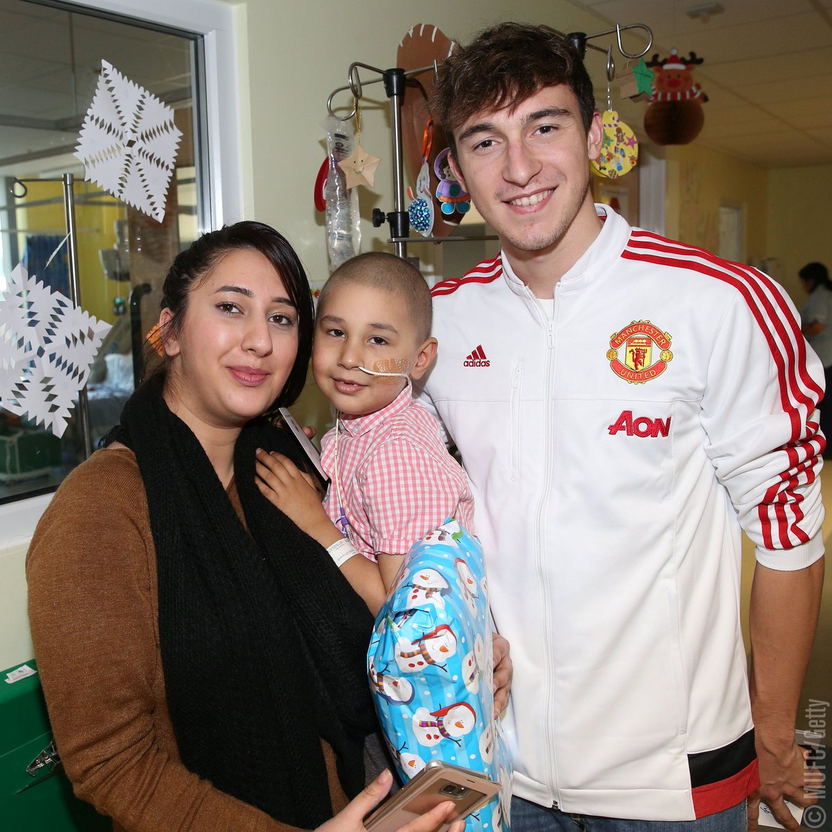 ManUtd's tweet photo. #mufc players met young patients at local hospitals today as part of the @MU_Foundation’s Christmas visits. https://t.co/gKr1m3TwKx