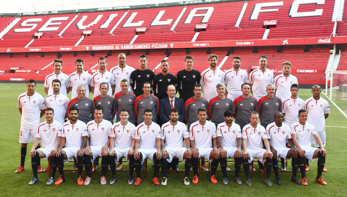 SevillaFC's tweet photo. La foto de esta temporada en el monumental Sánchez-Pizjuán #SevillaFC https://t.co/TzT7WNXr8L https://t.co/jRAszS94vJ