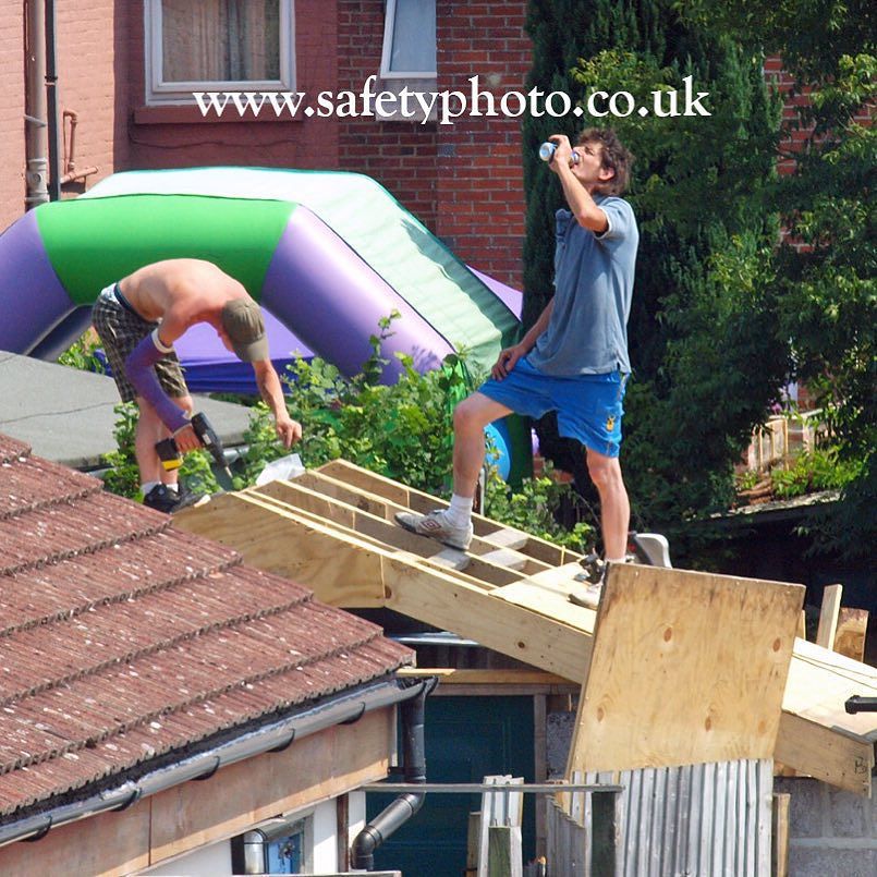 safetyphoto's tweet photo. #safety #unsafe #roofer #HSE #notverysafe #fuckosha #healthandsafety #elfandsafety… https://t.co/SdMUpp6EoO https://t.co/Mov1SUVPgD
