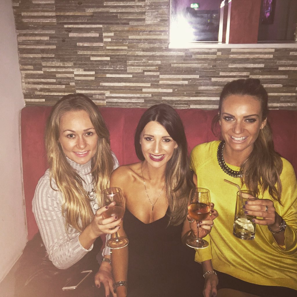 GeeJackson25's tweet photo. Christmas Drinks #Friends #Christmas2015 @julessimps @LubiDickinson https://t.co/axRNlOZ9PK