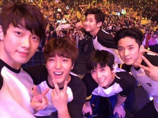 instiz's tweet photo. 수록곡 좋다는 남자아이돌이라 하면 얘네들 꼭 있음.jpg https://t.co/isSuaeyf0o https://t.co/S95dPLak0g