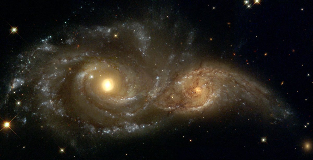 MrEthernaut's tweet photo. Watch as galaxy NGC 2207, lays the wood to IC 2163 in the intergalactic sumo wrestling match of the eon #spacebrawl https://t.co/yg0mTvuFQt