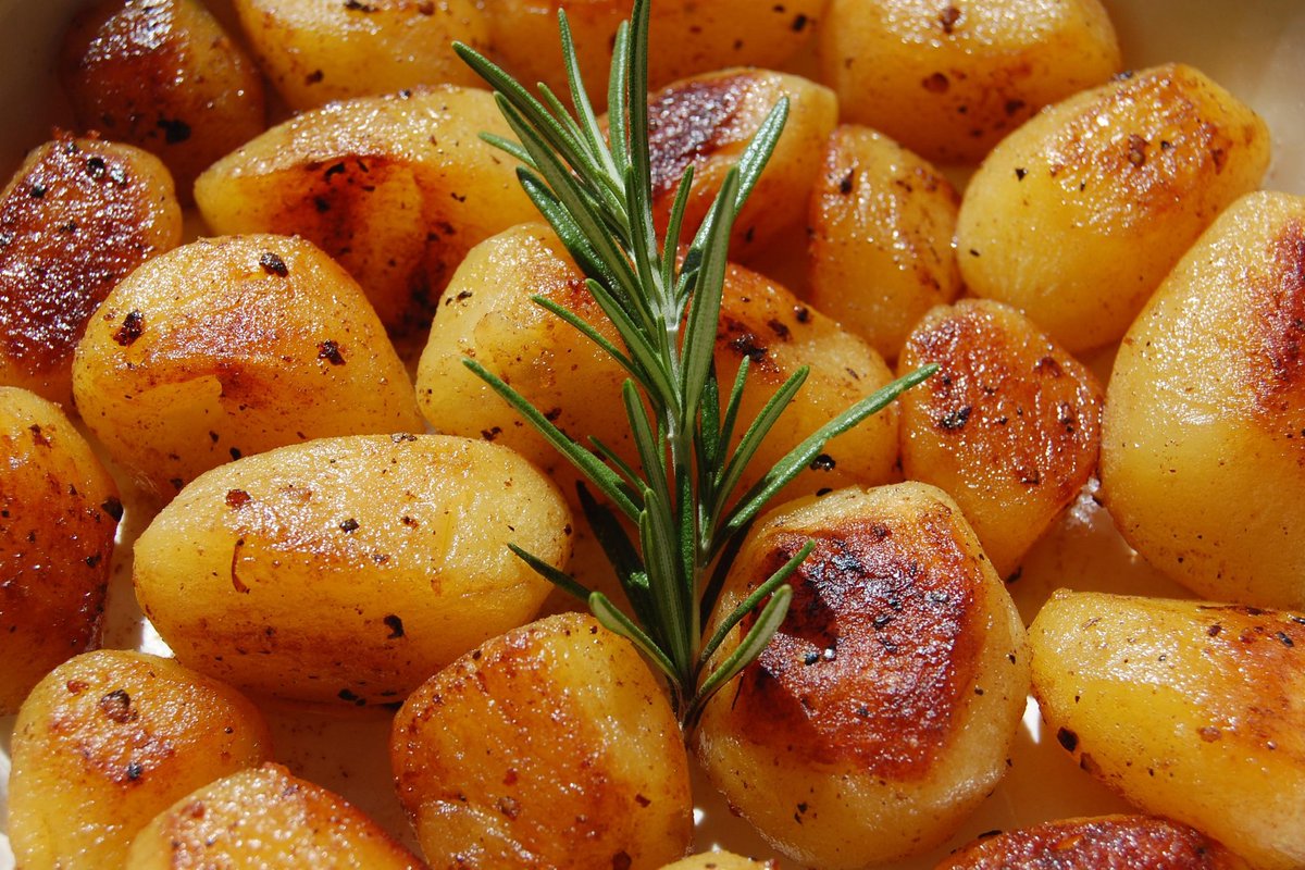 JDCCatering's tweet photo. We will be at the @FamousRoyalOak the 3th of January with our Famous Sunday Roast 😋. Don't miss it @DeannaDuda https://t.co/YEW5bhn62n