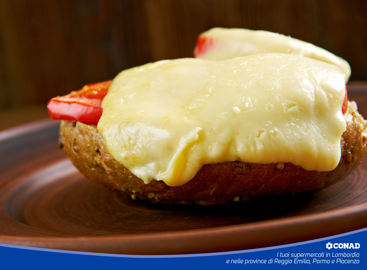 ConadCentroNord's tweet photo. Toast caldi con formaggio fuso Cheddar. Buon #lunedì dal #Galles :) https://t.co/76tpwktch7