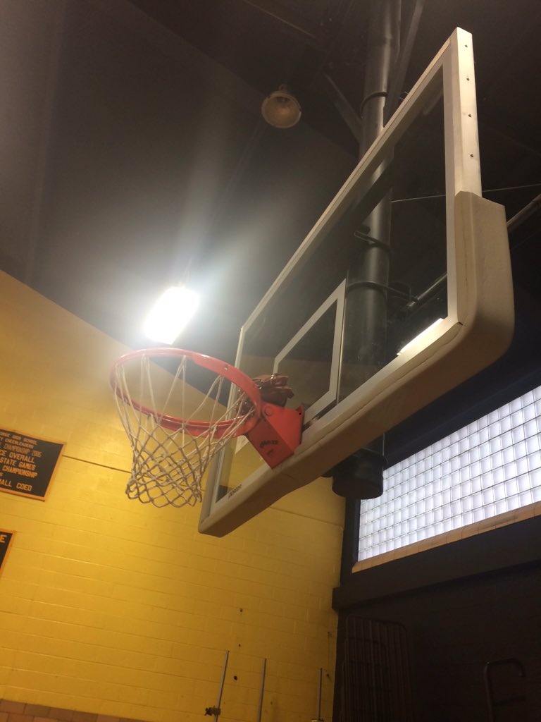 OFCmitch72's tweet photo. @sexilexi_51 just missed the most expensive layup of her life #brick #callmaintenance #LDOE #OFHSlivetweet https://t.co/gSnujdLj2H