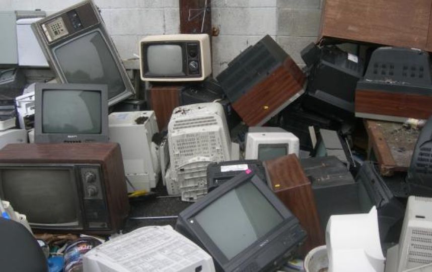 Прием сломанной бытовой техники. Утилизация телевизоров. Старые техники телевизор. Скупают старые телевизоры. Много старых телевизоров.