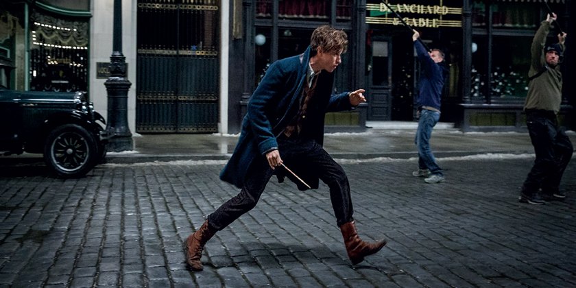 Daniel Radcliffe is jealous of Eddie Redmayne’s jacket in <a href="/FantasticBeasts/">Fantastic Beasts</a>, find out why: pottermo.re/jNALjb