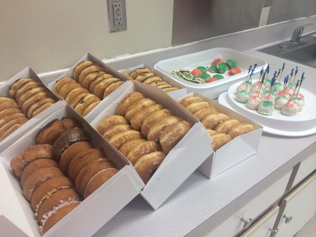 ErikaKhalil's tweet photo. Being green is sweet β³οΈπ©πͺπ Treats for the team #T0957 #Target #ETLLOG https://t.co/LGEdVwfwNR