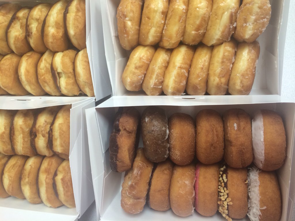 ErikaKhalil's tweet photo. Being green is sweet β³οΈπ©πͺπ Treats for the team #T0957 #Target #ETLLOG https://t.co/LGEdVwfwNR