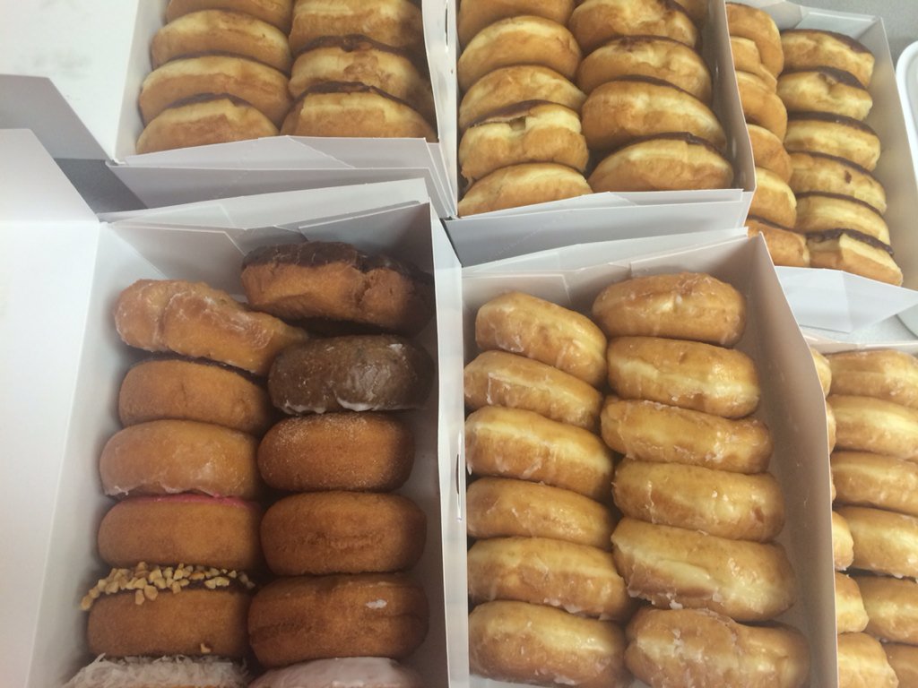ErikaKhalil's tweet photo. Being green is sweet β³οΈπ©πͺπ Treats for the team #T0957 #Target #ETLLOG https://t.co/LGEdVwfwNR