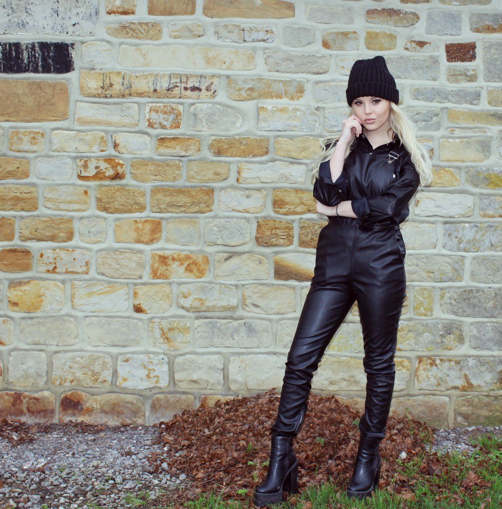 OnlyTheYoungPT's tweet photo. Nova foto da @betsyblueoffic para o seu blog. #3 https://t.co/AhP31pCtbT