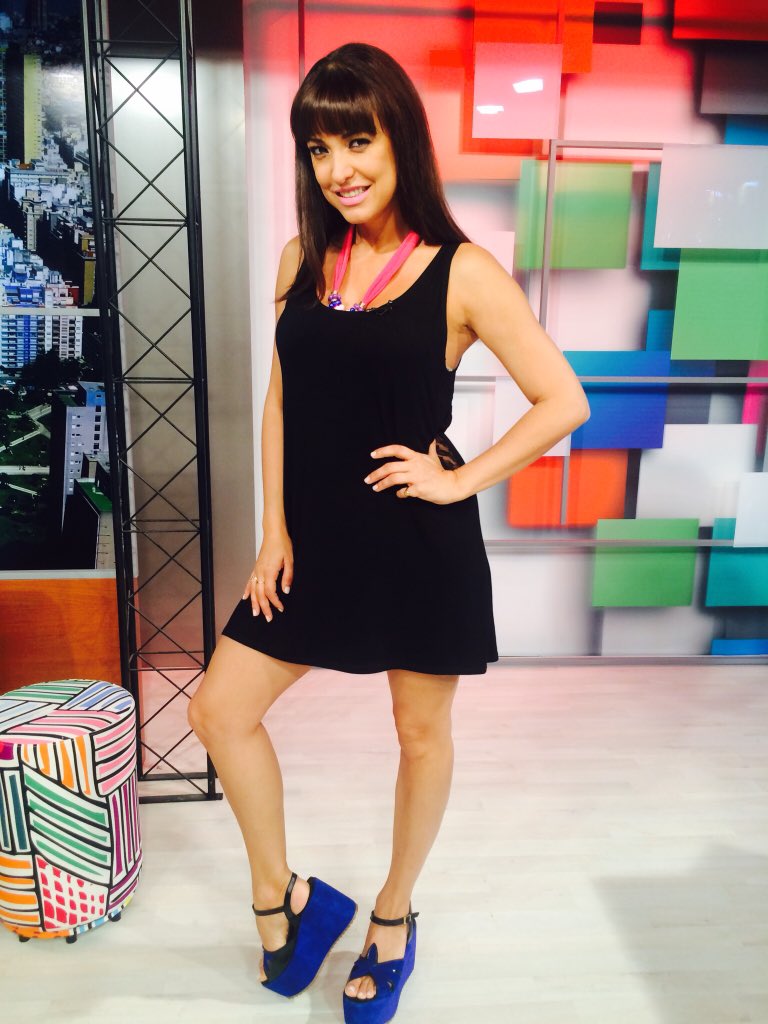 Ya al aire en <a href="/DdiezMagazine/">Ddiez</a> x @CanalDiezMdp OUTFITH vestido de <a href="/AlvinaAvn/">ALVINA</a> Zapatos <a href="/FavioBenchimol/">Favio benchimol</a> !!!