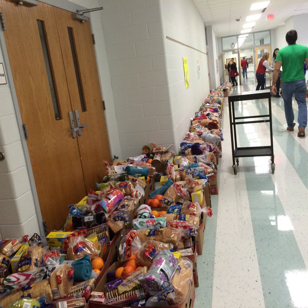 jgrmathnerd's tweet image. Christmas magic at DMMS 100 families will receive food and more to get them through the holiday. Proud to be a part