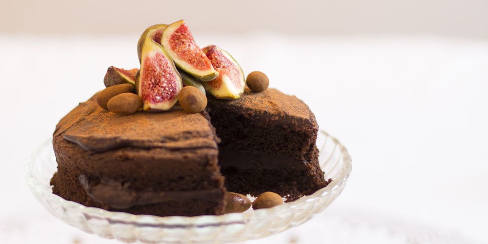 Handgemaakte chocoladetaart, gevuld en overgoten met ganache mrqt.nl/1TL0vbf #tipsvoordecember