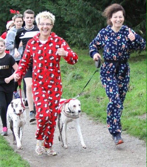 TheRachelBown's tweet photo. Xmas running = lots of fun! Ho Ho Ho!#therereallyisasanta @AvonValleyRun @RGActive https://t.co/G2Mw4k3dRi