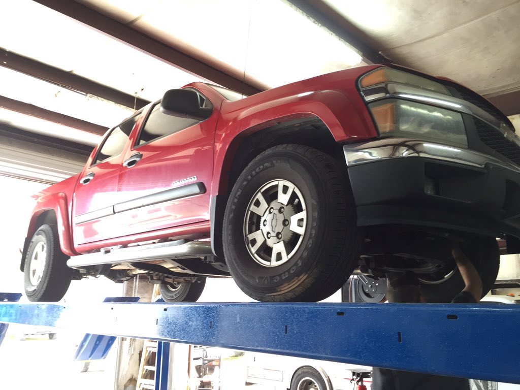 takemyjobrob's tweet photo. Childhood friend owns the local auto shop now, so... oil change. #HomeForTheHolidays #brantleycounty https://t.co/7ez5Qjggf2
