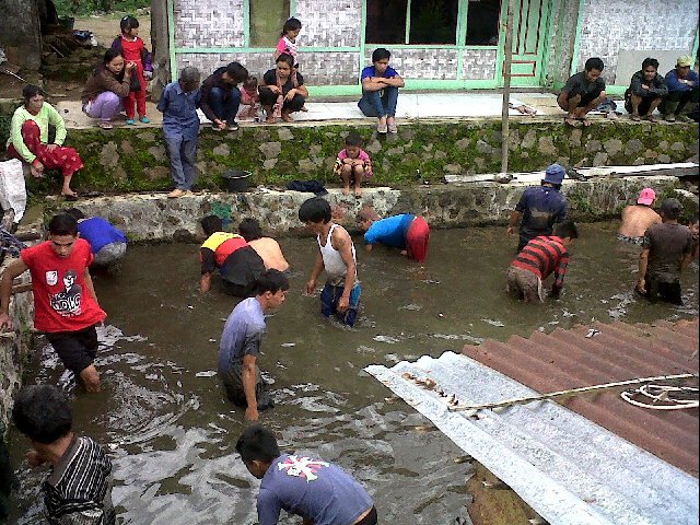 AripbudiArip's tweet photo. Ucap sykur kabungah jdi "cacarekan" ngobyag(ngala lauk di balong di tewakan) @SubangNini #BUKANAGARA https://t.co/E4yzG6ZpZJ