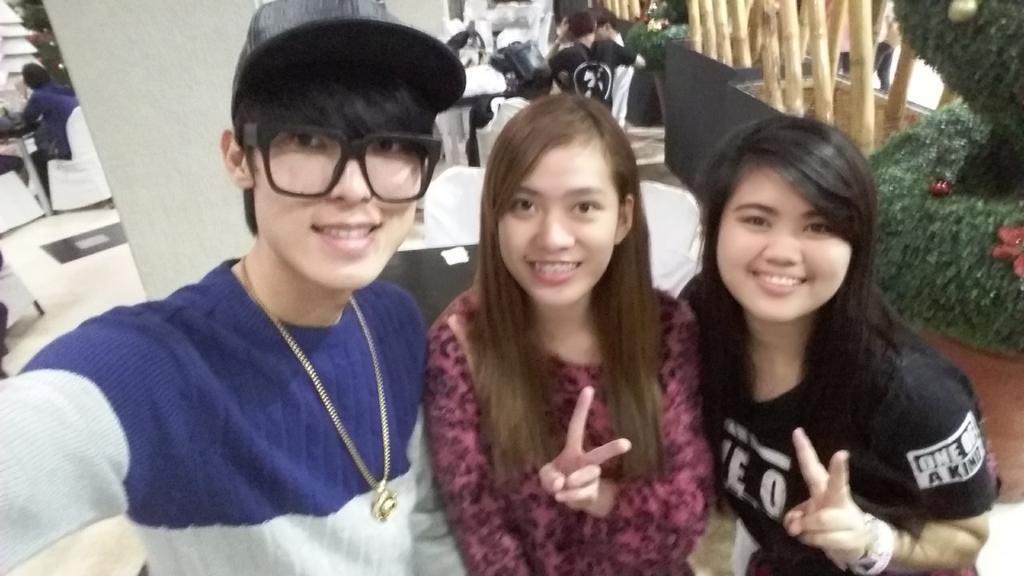 ma_ehh_xxi's tweet photo. With EB's foreignoy @dlrhksdnr123 at #KCON7 ππ https://t.co/XgsHtcy4zP