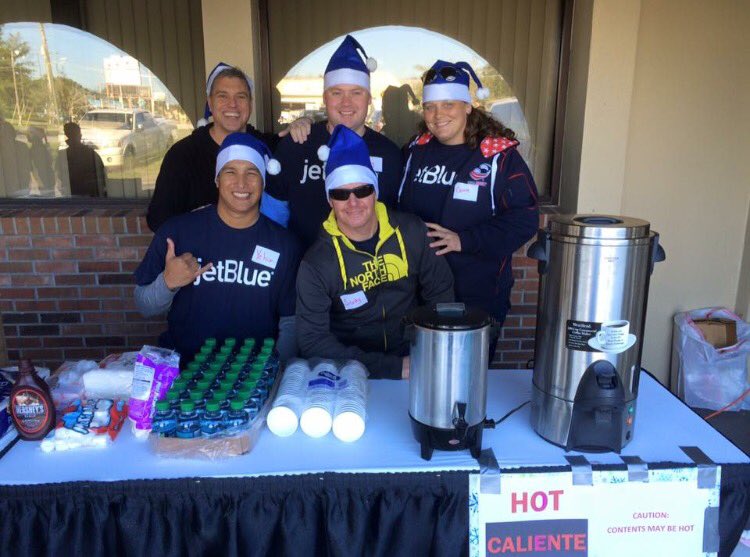 friends4changes's tweet photo. Volunteer elfs rocking the hot cocoa station @chc_hope192 @HelloJetBlue #B6unselfiesweepstakes #JetBlueMCO https://t.co/5VqzaiaQFd