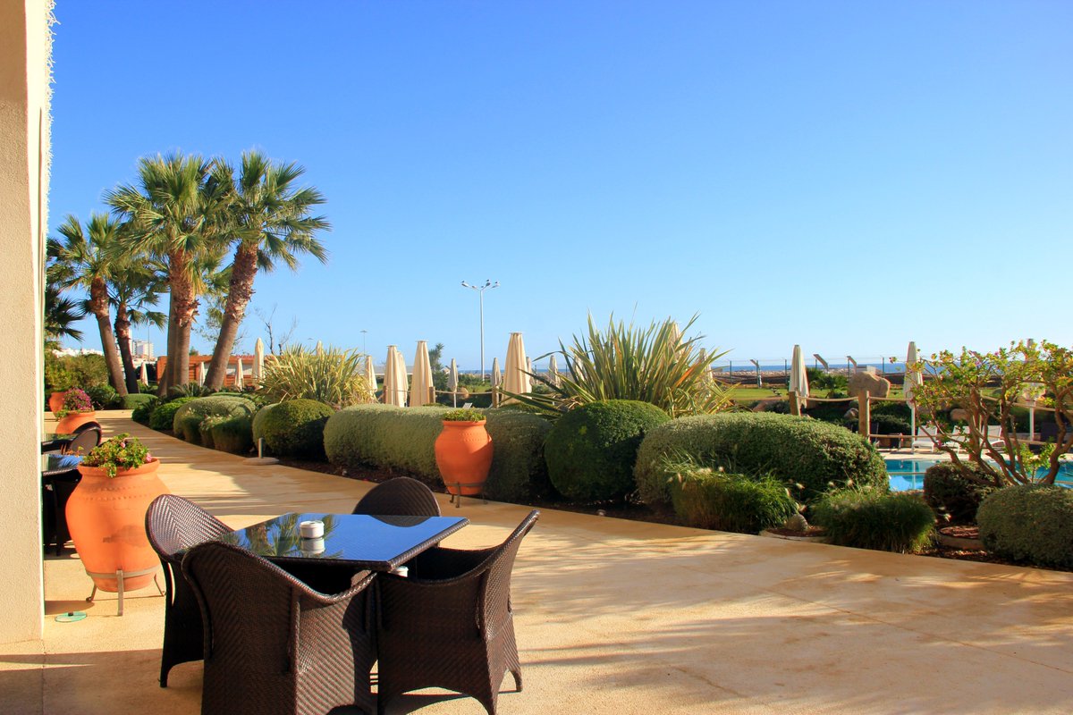 Os nossos votos de uma excelente segunda-feira.

Our best wishes of a marvelous Monday.