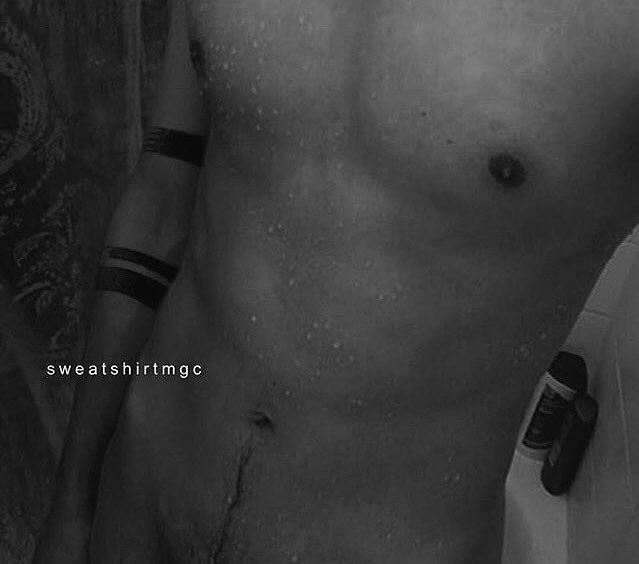 5SCS_Smut's tweet photo. Parody Michael teasing you after his shower. #SmutSCS https://t.co/FyKXdfq0tT