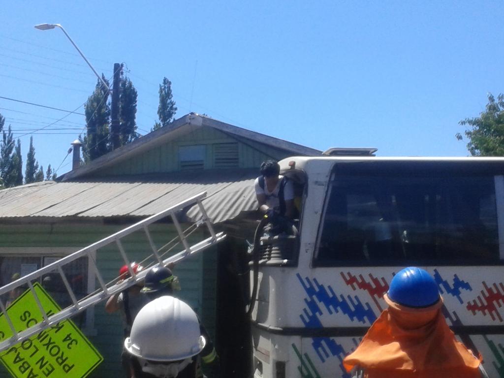 PatrickPoncett's tweet photo. Accidente de bus #elper
Impactó con dos casas en la comuna de #antuco 18/12/2015 al rededor de las 15:00 hrs https://t.co/P9ZYUtvrVc