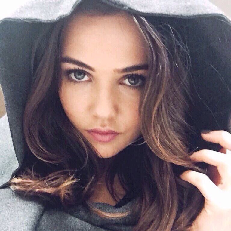 IrishPizza9929's tweet photo. Louisの新しい彼女さん
スターにアイラブユーのジェシカ役の人じゃんか🙂🙂
なんだって🙂🙂
でも応援するよ🙂🙂
Boysの幸せが一番だよね🙂🙂

#VideoMTV2015 One Direction https://t.co/zMVYfneVHf