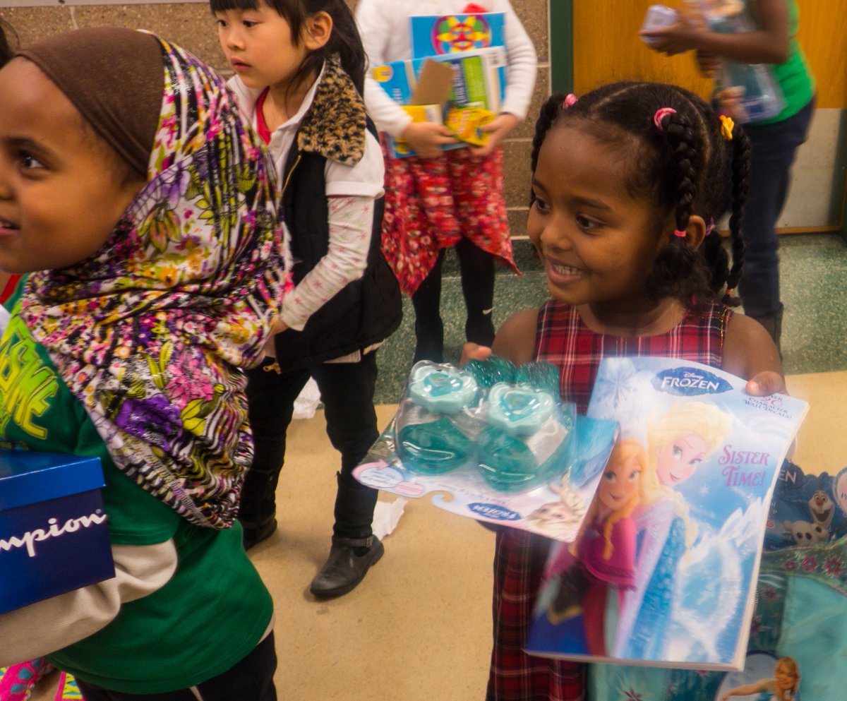 ChiPubSchools's tweet photo. Thank you to @salesforce ​for helping spread holiday cheer to our students this holiday season! #CPSThanks https://t.co/7TBixioUJf