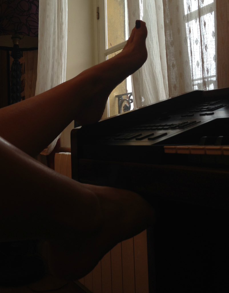 ellenafeet's tweet photo. Let's play with my feet #feet #fetish #pieds #fétiche #foot #Ellena #feetmeplease https://t.co/l4C4YcutsL