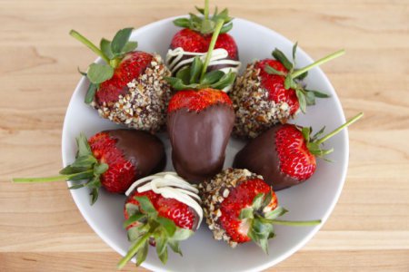 Strawberries with chocolate. Low-calorie dessert that is easy to... How to #cook - read more:best-recipes555.com/?p=1469