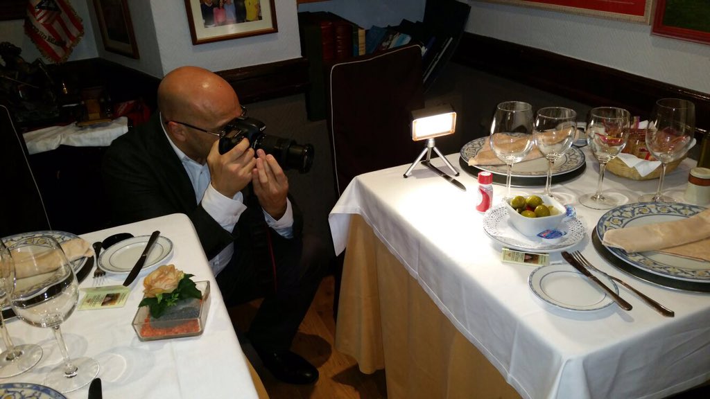 DuoProtector's tweet photo. Ya tenemos al gastrónomo @EstebanCapd preparando el reportaje para #ElRincónDeEsteban. #DuoProtector #Gastronomía https://t.co/bs0plmBBMI